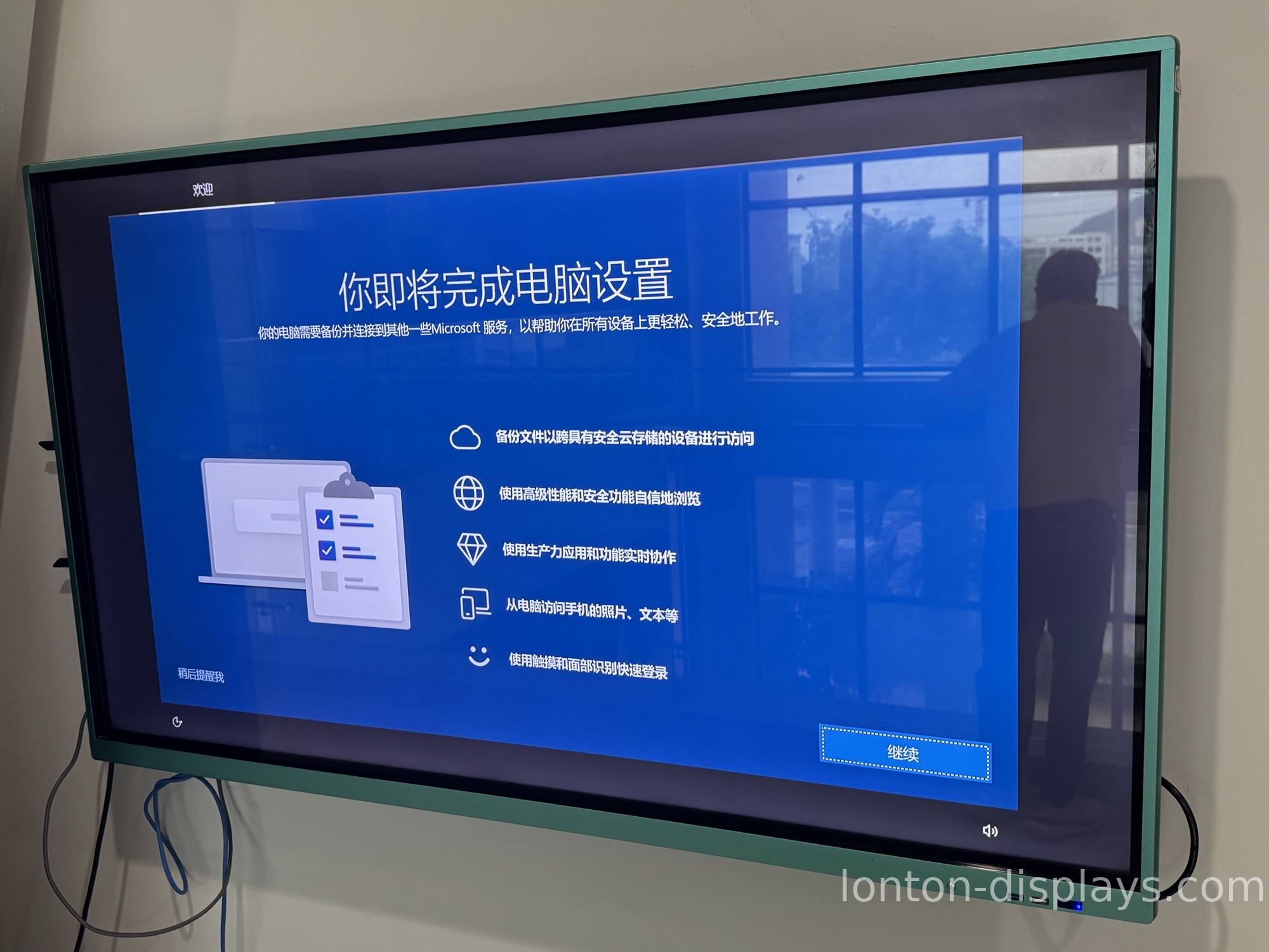 Built-in Screen Sharing vs Wireless Dongle for Smart Board (2026)