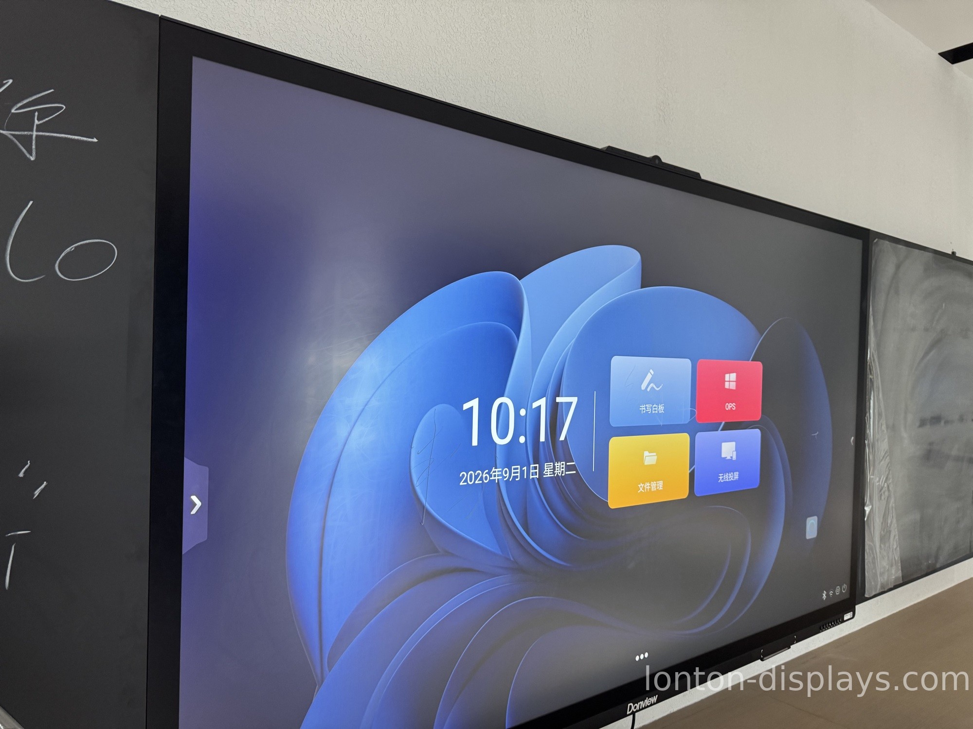Interactive trade show display drawing foot traffic to a booth