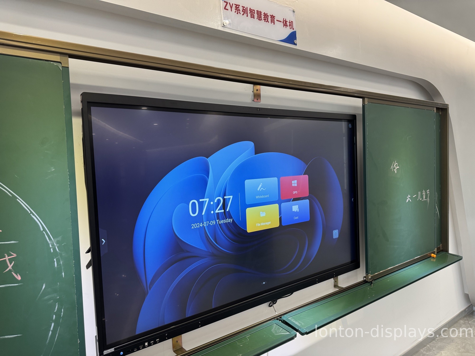Interactive Flat Panel vs Projector: Which One for Your Classroom?
