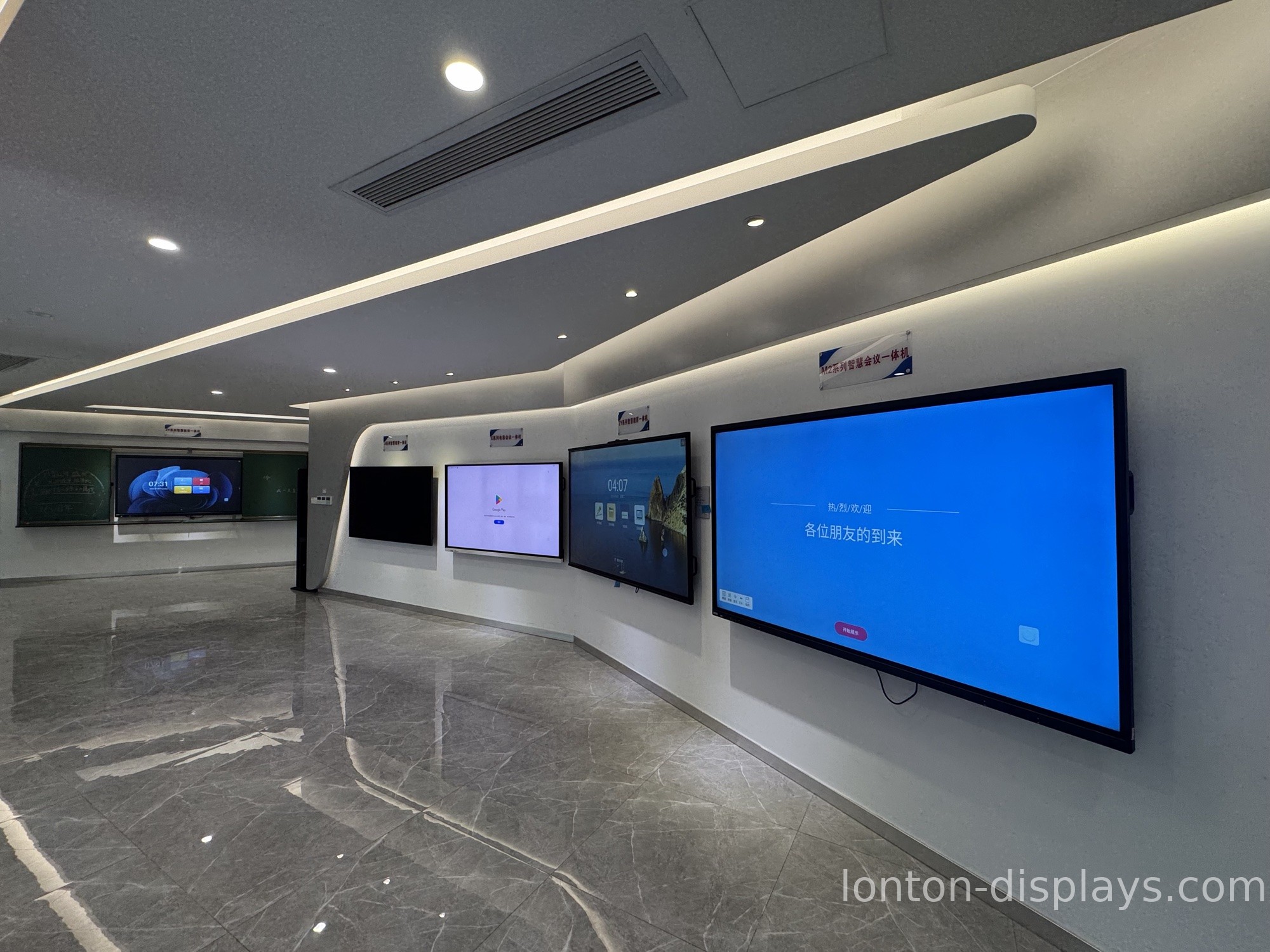 Huddle Room vs Boardroom: Which Smart Board Size (2026)